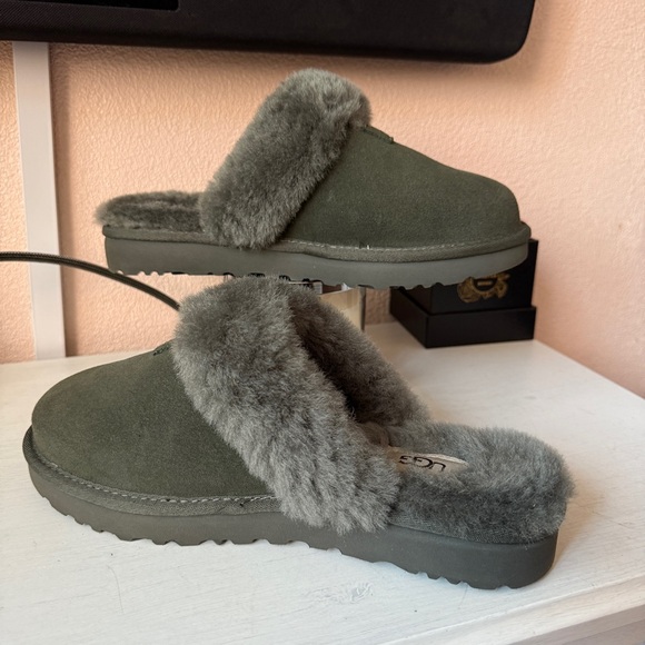 Like New UGG Women's Warm Slipper Size 8 - Picture 2 of 9